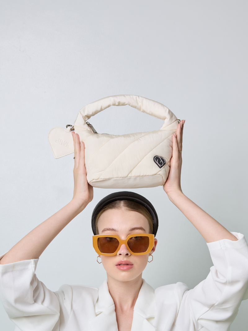 White Cushion bag with heart-shaped mirror front view